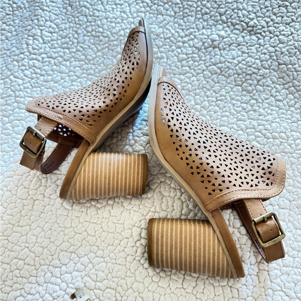 Universal Thread Tan Peep-Toe Sandals - Picture 4 of 7